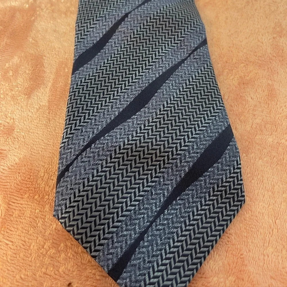 Kenneth Cole Blue and Gray Patterned Tie